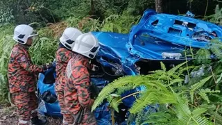 死者夫妇共乘的迈薇轿车损毁严重。（图由柔佛州消拯局提供）