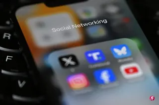 英国政府今年3月启动“在网络世界中成长”公众咨询，探讨是否为社媒等网络平台设定法定最低使用年龄。 （法新社）