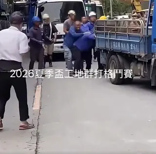 吊車工人發生衝突，白衣阿伯在旁邊墊步跳來跳去。（圖／翻攝自《竹北人有事嗎》臉書）