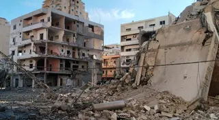 以色列空襲黎巴嫩泰爾後留下的建築物殘骸。(美聯社)