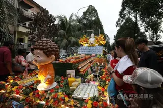馬來西亞聯合慶祝衛塞節委員會（JWCC）5月31日舉行衛塞節（Vesak）花車大遊行，大批信徒參與，感受祥和的節慶氛圍。中央社記者黃自強吉隆坡攝  115年6月1日