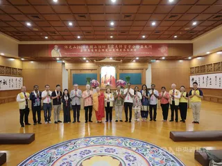 馬來西亞佛光山東禪寺5月31日舉行衛塞節浴佛儀式，圖為佛光山新馬泰印教區總住持覺誠法師（左8）與參與儀式的馬華公會總會長魏家祥（左7）及駐馬來西亞台北經濟文化辦事處副代表卜正珉（左6）等人合影。中央社記者黃自強吉隆坡攝  115年6月1日
