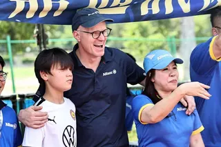 台灣安聯人壽現任總經理羅偉睿（Jan-Joris Louwerier）現身球場為小兒子Sem Louwerier(左)加油打氣。（安聯人壽提供）