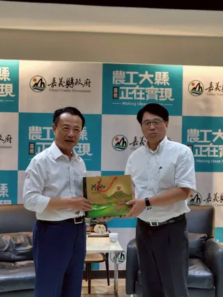 中選會主委游盈隆至嘉義縣政府拜會縣長翁章梁，感謝縣府在投開票所設置、工作人員招募及選務經費籌編等各項工作的支持與協助。 圖：中選會提供