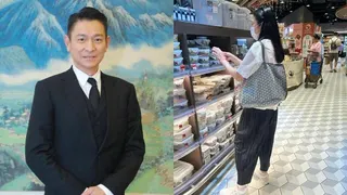 劉德華的愛妻朱麗蒨現身超市買東西，一頭黑髮令人羨慕。（取材自微博）