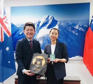 46年前跨國販嬰案受害人王雯（Vanessa Miles，右）今天於駐雪梨辦事處領取中華民國護照；對此，駐雪梨辦事處處長吳正偉（左）當場表示致賀。（駐雪梨辦事處提供） 中央社記者丘德真雪梨傳真　115年6月1日