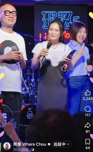 周蕙（中）上台與許常德（左）、于美人一起合唱陳盈潔的金曲〈風飛沙〉。（圖／翻攝自周蕙臉書）