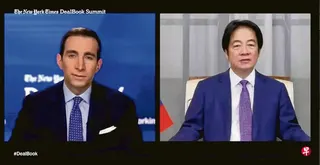 台湾总统赖清德（右）去年底透过视讯接受《纽约时报》DealBook峰会主持人索尔金的专访，访问内容于去年12月4日播出。 （法新社）