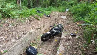 摩哆疑失控冲出路面后坠入约10公尺深山谷，车身掉落在山坡排水沟内，骑士则倒卧一旁，伤重不治。