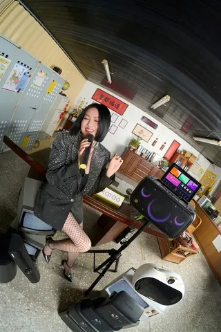 苗可麗平時最愛唱歌給失智父聽。（圖／Ikarao 愛克拉提供）