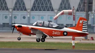 高雄市岡山區空軍官校今早驚傳飛安事故，一架隸屬飛行訓練部的教練機T-34C疑執行...