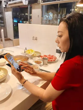 高慧君近年因甲狀腺疾病引發眼部問題，包括斜視與凸眼等症狀，即使多次接受治療與手術仍未完全改善。（圖／翻攝自高慧君FB）