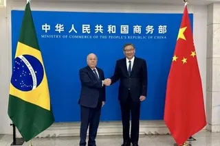 巴西外长维埃拉（左）星期一（6月1日）在北京与中国商务部长王文涛会面。（巴西外交部X平台）