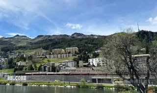 聖莫里茨是瑞士東南山區的大城，也是瑞士雷蒂亞鐵路的重要樞紐。火車站位於湖畔，每年迎接上千萬名世界旅人。中央社記者郭芳君日內瓦攝　115年6月2日