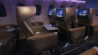 華航全新 787 客機豪華經濟艙專屬六向式頭枕結合環繞式防護罩，為旅客築起兼具隱...