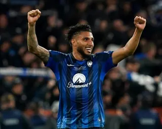 Atalanta midfielder Éderson holds his arms aloft in celebration