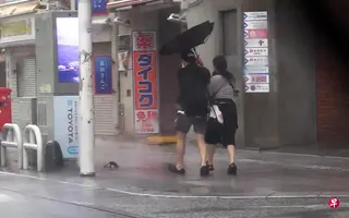 日本气象局预估蔷薇星期三（6月3日）将冲击东京、千叶、茨城等地区，一些地区可能出现河流泛滥。 （视频截图）