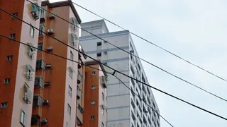 马国男童独留家中从13楼坠落 不幸伤重身亡