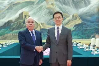 中国国家副主席韩正（右）星期一（6月1日）在北京会见巴西外长维埃拉。（新华社）