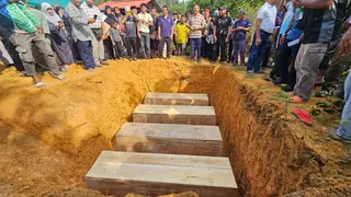 兄弟飙车酿五死：一家四口葬同墓穴 约200人哀伤送别