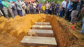 兄弟飙车酿五死：一家四口葬同墓穴 逾200人哀伤送别