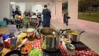自掏腰包在组屋楼下煮汤分享 男子盼以热汤重拾邻里温情
