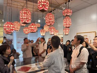 文化部駐日本代表處台灣文化中心主辦的「剪花・綻放－台灣剪紙藝術在馬祖」特展2日開幕。參展藝術家陳治旭為展覽特別設計燈籠作品。中央社記者戴雅真東京攝　115年6月2日