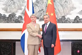 中国外长王毅（右）星期二（6月2日）与英国外长库珀（Yvette Cooper）在北京举行第十一次中英战略对话。 （新华社）