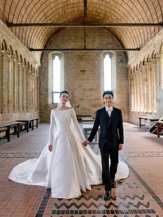 何猷君、奚夢瑤在法國補辦婚禮。（取材自奚夢瑤微博）
