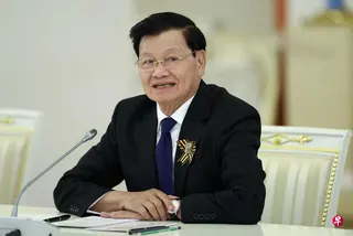 老挝最高领导人通伦星期二（6月2日）抵达浙江杭州，开始对中国进行为期五天的国事访问。图为通伦5月9日在莫斯科克里姆林宫与俄罗斯总统举行会谈。 （法新社）