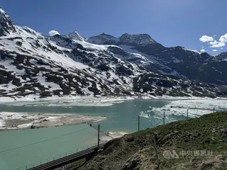 白湖（Lago Bianco）位於海拔2234公尺的山頂，為瑞士最高的水庫之一，6月初白雪尚未化盡，也是雷蒂亞鐵路伯連納冰河列車（Bernina Express）行經風景。中央社記者郭芳君日內瓦攝　115年6月2日