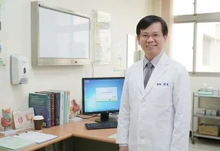 嘉基醫師劉憲說明達文西手術能把傷口巧妙隱藏在腋下或乳暈，避免在脖子留下傳統手術疤...