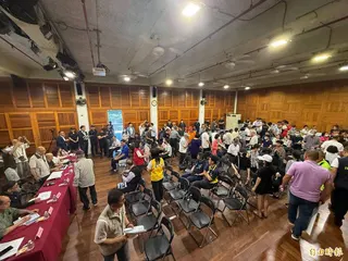 天然氣業者不透露儲氣槽選址地點，宜蘭居民怒批是「詐騙集團」，氣憤離場。(記者王峻祺攝)