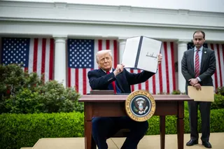 美國總統川普（前）2025年4月2日宣布對各國開徵對等關稅。（圖取自x.com/WhiteHouse）