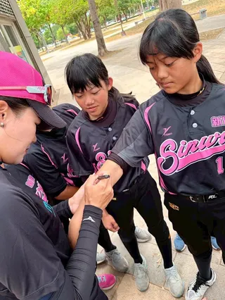 桃園市新屋國小女子壘球隊連續3個月勇闖全國賽事，屢創佳績！其中「114學年度國民小學女子壘球聯賽乙級」摘下全國冠軍，比賽前教練楊嬡威在12位女將們手臂上寫下「相信自己」4字，成功突破困境，奪下全國冠軍。(新屋國小提供)