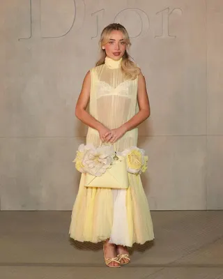 Sabrina Carpenter出席Dior 2027早春度假系列發表會時搭配...