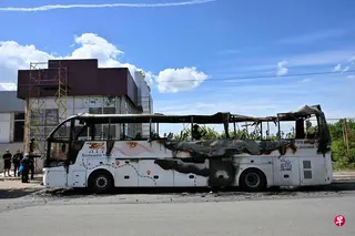 6月3日，乌克兰顿涅茨克州被俄罗斯控制的叶纳基耶韦镇的一辆公交车遭到乌克兰无人机的袭击。 （法新社）
