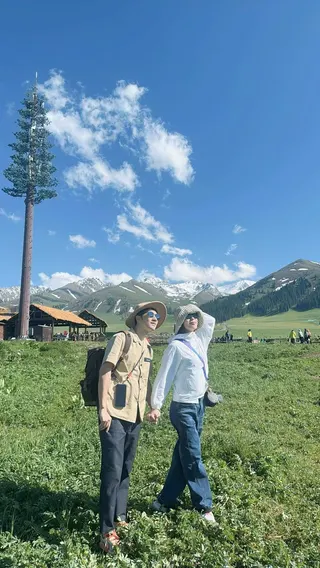 利菁（右）與老公在草原上牽手放閃。翻攝利菁臉書