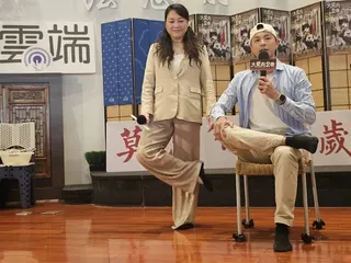 孫其君教大家健身操暖身，左為楊潔玫。（圖／大愛提供）