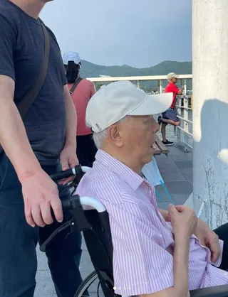 鍾景輝去年被推著輪椅出遊。翻攝IG @ johnsonjunyu