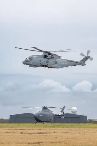 1架英國皇家海軍梅林（Merlin） Mk4直升機(上方)3日清晨在英格蘭西南部...