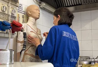 羅馬歌劇院戲服皆以精湛的手工製作，一位工作人員正以畫筆替戲服上色。中央社記者黃雅詩羅馬攝　115年6月3日