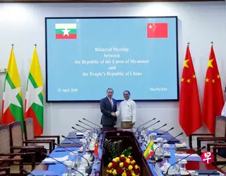 中国外长王毅（左）今年4月访问缅甸，与缅甸外长丁貌瑞会面握手。 （取自中国外交部网站）