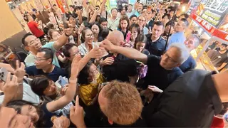 黃仁勳變「地頭蛇」帶500萬網紅大嗑芒果冰！他驚歎「仁來瘋」：簡直像搖滾巨星