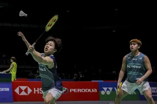 The world No. 23 Malaysians were leading 11–6 when Chirag Shetty signalled he could not continue due to a right‑shoulder problem, prompting the umpire to stop the match. — Bernama pic