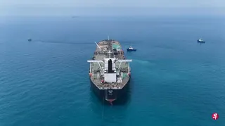 油轮HELGA号4月间成功穿越霍尔木兹海峡，到伊拉克南部的巴士拉油港装油。伊拉克官方透露，4月份仅1000万桶原油出海，远低于中东战事爆发前的9300万桶。伊拉克政府预算高达九成来自原油收入，战事料导致伊拉克经济今年陷入萎缩。 （路透社）