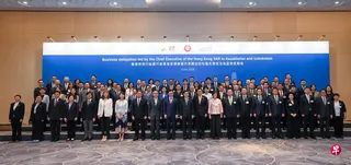 香港特区行政长官李家超6月1日率领来自香港和大陆企业商贸代表团展开哈萨克斯坦访问行程。图为代表团成员在阿斯塔纳合照。 （中通社）