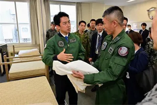 中共航母突大動作「深入台灣以東海域」實彈射擊！日本「急派驅逐艦」防衛大臣示警1事