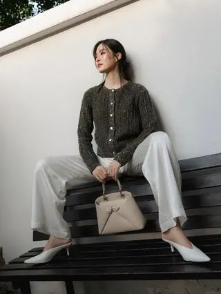 鄺玲玲搭配Dior Cigale米色小牛皮中型提包。(圖截自Instagram@...