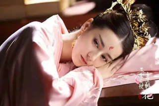 迪麗熱巴（左）在「三生三世十里桃花」中飾演經典角色「白鳳九」。圖／摘自微博
